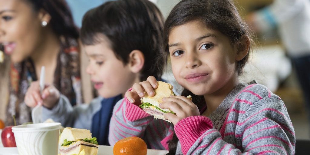 ילדים ובני נוער אוכלים